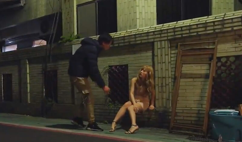 ผู้หญิงเซ็กซี่เมาอยู่ข้างถนน                ผู้หญิงเซ็กซี่เมาอยู่ข้างถนน เป็นแฟนเพื่อน เลยพากลับมาบ้านแล้วเอาควยเสียบรูหี ไม่เซ็นเซอร์