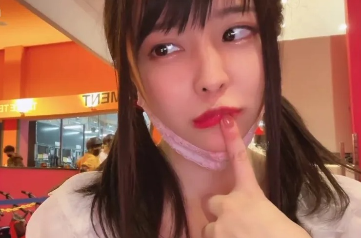 2970549                XXXAV Porn movies A cute girl opens her bald head and shows off her pussy bump. A girl who wears bangs because it's difficult to hide her bald forehead is cute.