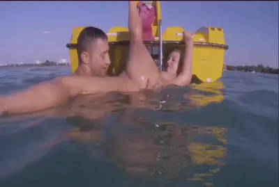 สองหนุ่มถ่ายวิดีโอโป๊ พาเพื่อนสาวไปเย็ดกันกลางทะเลเปลี่ยนบรรยากาศ