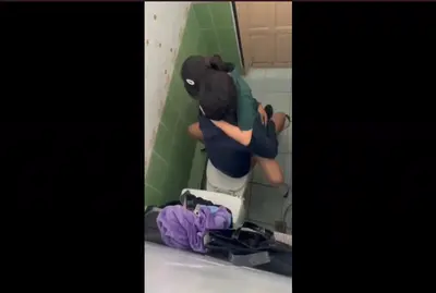 คลิปหลุดเนตรนารีแอบเย็ดกับหนุ่มเทคนิคช่างยนต์ ปวส.2 ในห้องน้ำสวนสาธารณะ